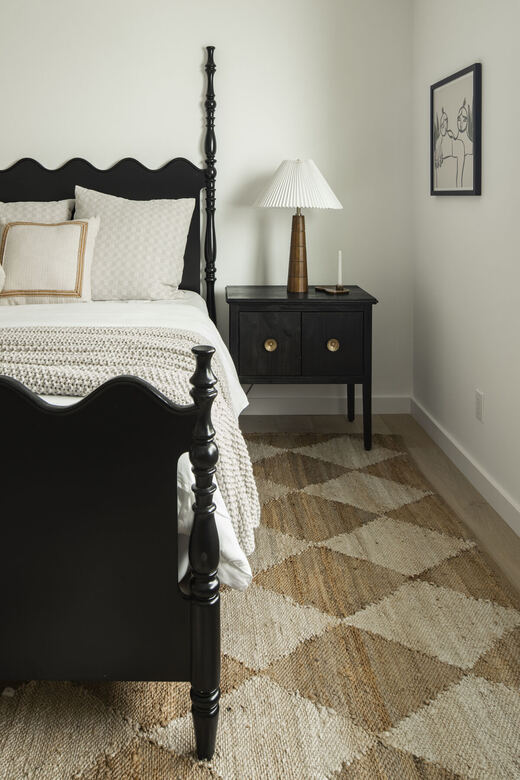 Guest room with black spindle bed