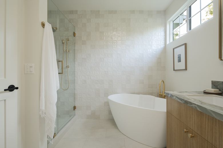 Freestanding tub in marble